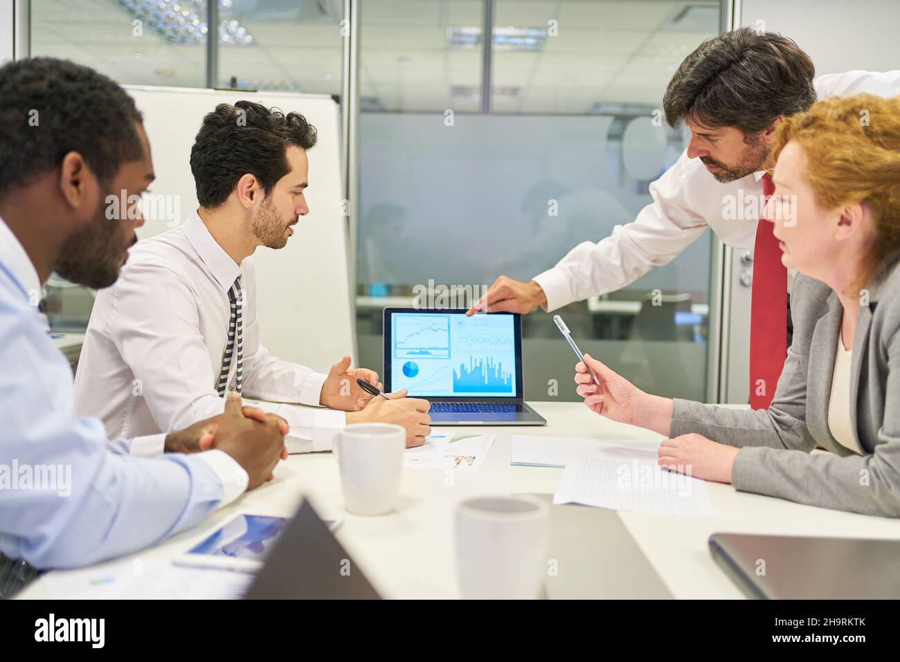 Consultant bei der Besprechung zur Analyse von Daten und Diagrammen auf einem Laptop-Computer Stockfoto