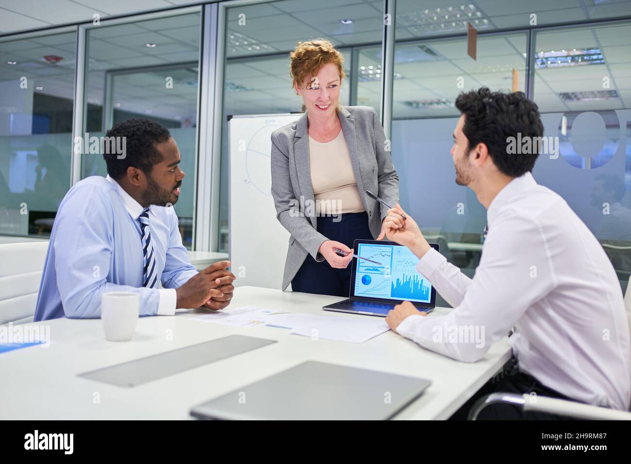 Start-up-Team am Laptop während der Strategieplanung und -Diskussion Stockfoto