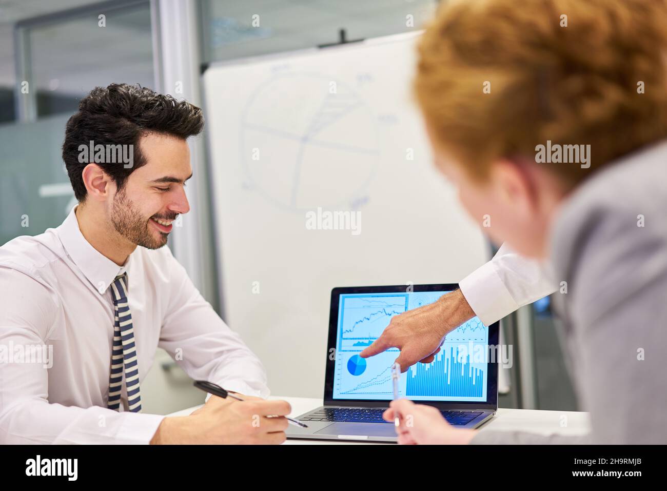 Business Trainee und Team im Workshop auf dem Laptop-Computer, der Daten analysiert Stockfoto