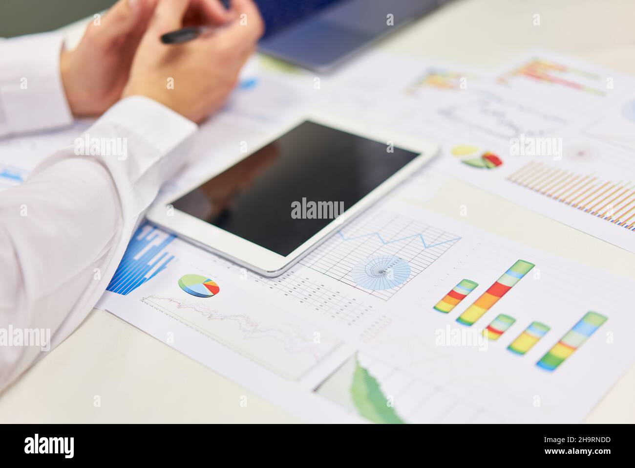 Business man mit Tablet-Computer und Charts in der Finanzanalyse und Planung Stockfoto