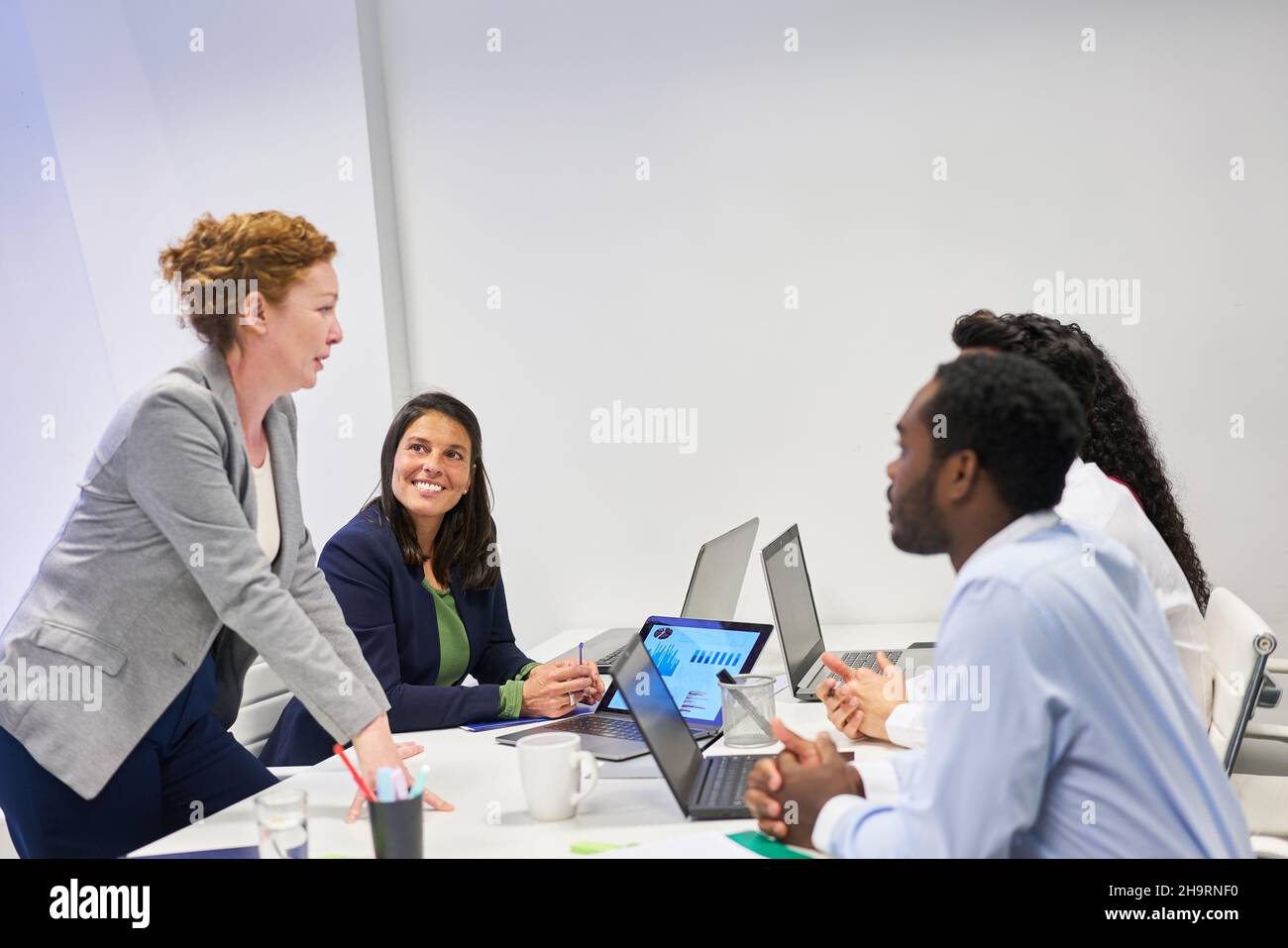 Geschäftsfrau als Consultant zusammen mit einem internationalen Team in einem Meeting Stockfoto
