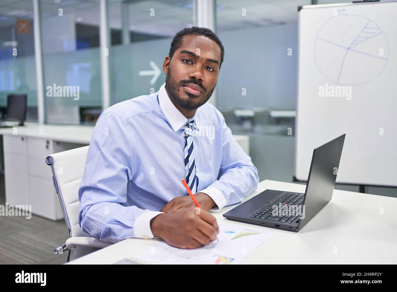Afrikaner als Gründer von Unternehmensgründungen notieren sich auf dem Laptop Stockfoto