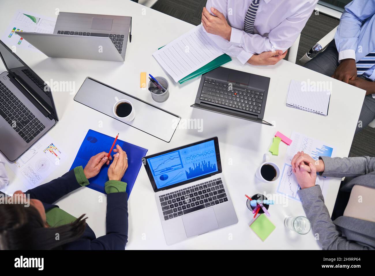 Geschäftsleute in einem Meeting oder Brainstorming am Konferenztisch Stockfoto