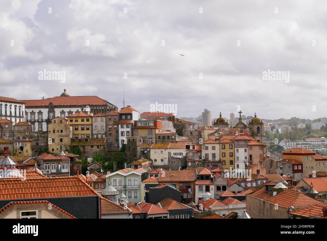 Panoramablick auf die Skyline von Porto, die Altstadt mit traditionellen bunten Häusern und Kirchen. Portugal. Stockfoto