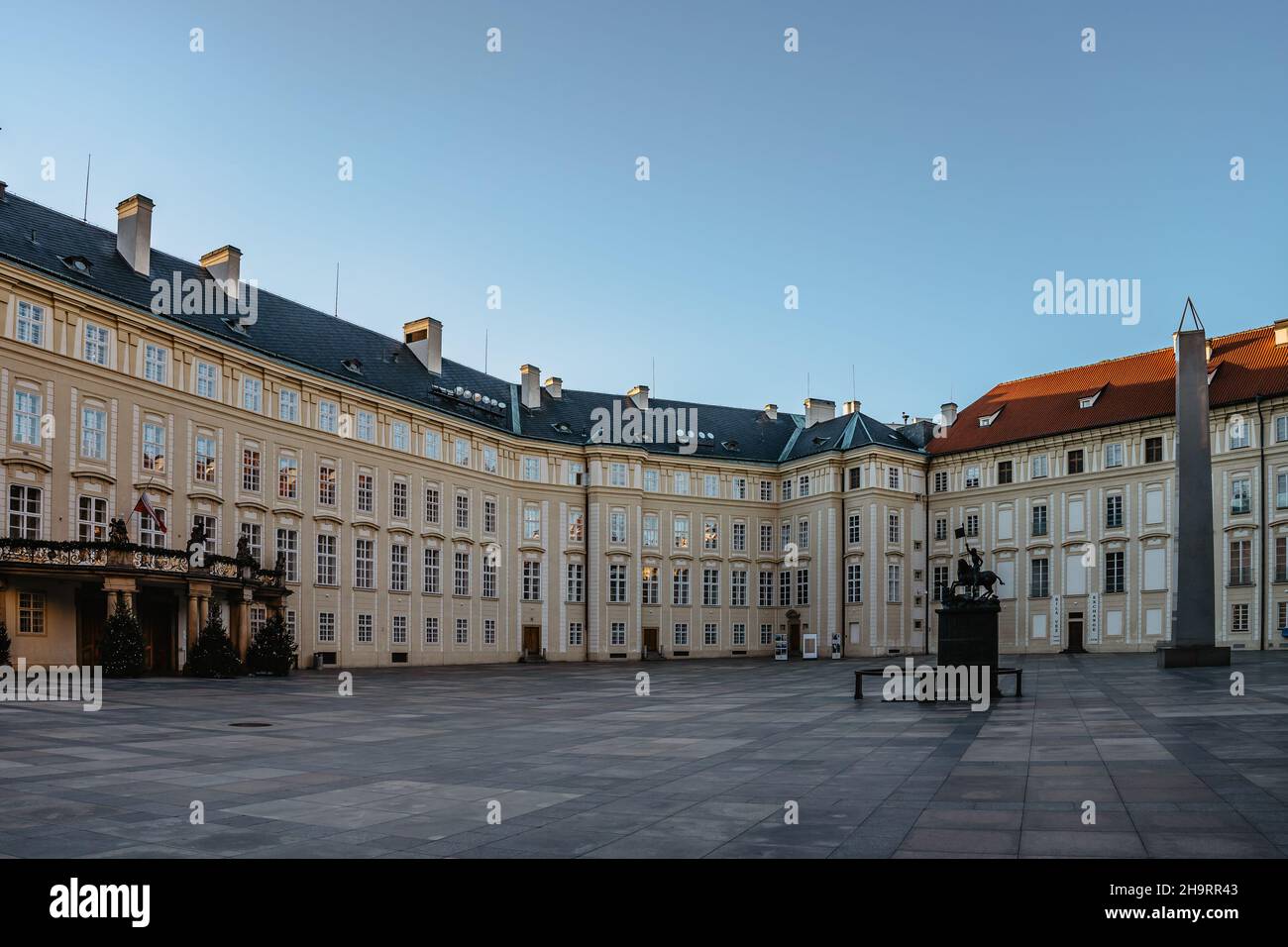 Prag, Tschechische Republik-Dezember 3,2021.Prager Burg Komplex mit Weihnachtsdekoration und keine Touristen.leerer Innenhof.UNESCO-Website, Gotische Paläste, Stockfoto