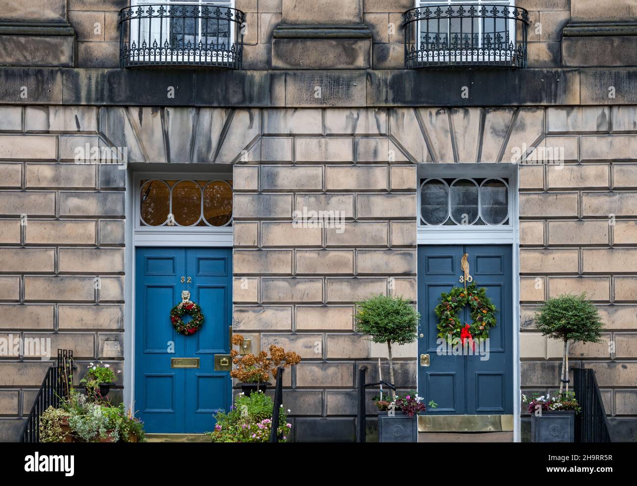 Georgianisches Stadthaus, Eingangstüren mit Weihnachtskränzen, Edinburgh New Town, Schottland, Großbritannien Stockfoto