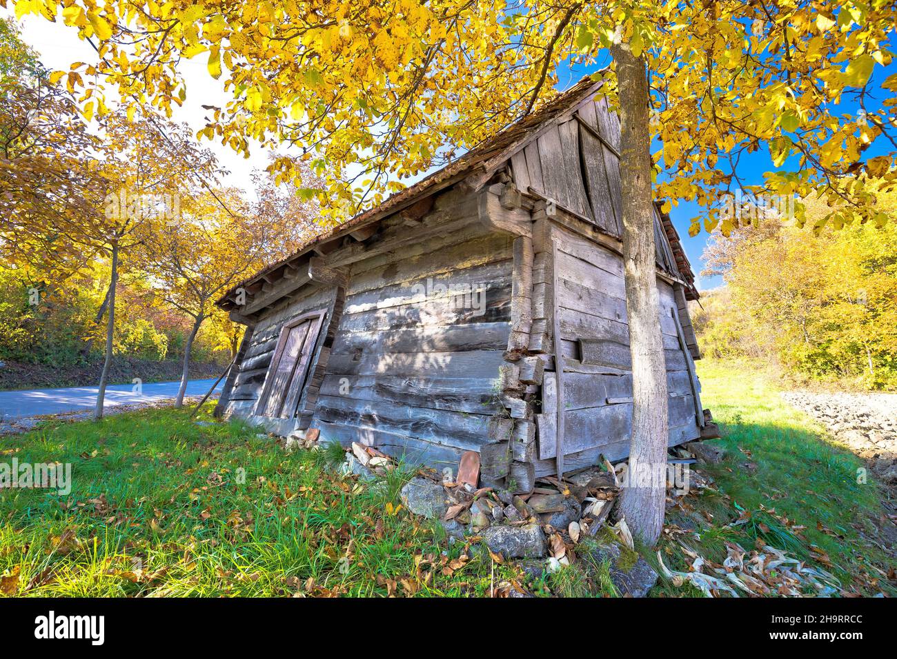Verlassene verfallende Holzhütte Herbstansicht, Zagorje Region von Kroatien Stockfoto