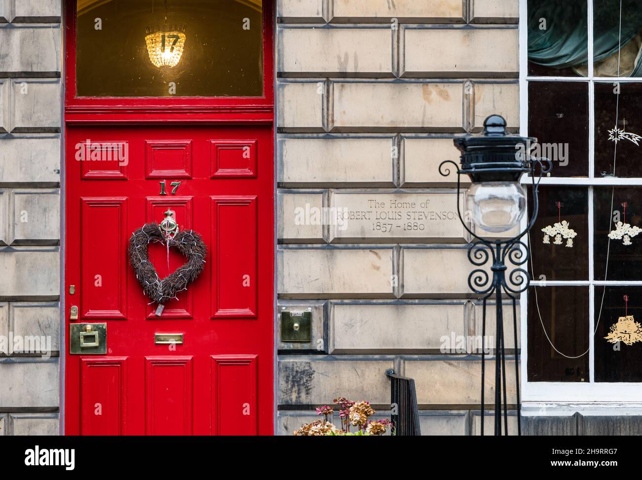 Georgianisches Stadthaus, in dem Robert Louis Stevenson mit einem Weihnachtskranz und einem altmodischen Lampenpfosten lebte, Heriot Row, Edinburgh New Town, Schottland, Großbritannien Stockfoto