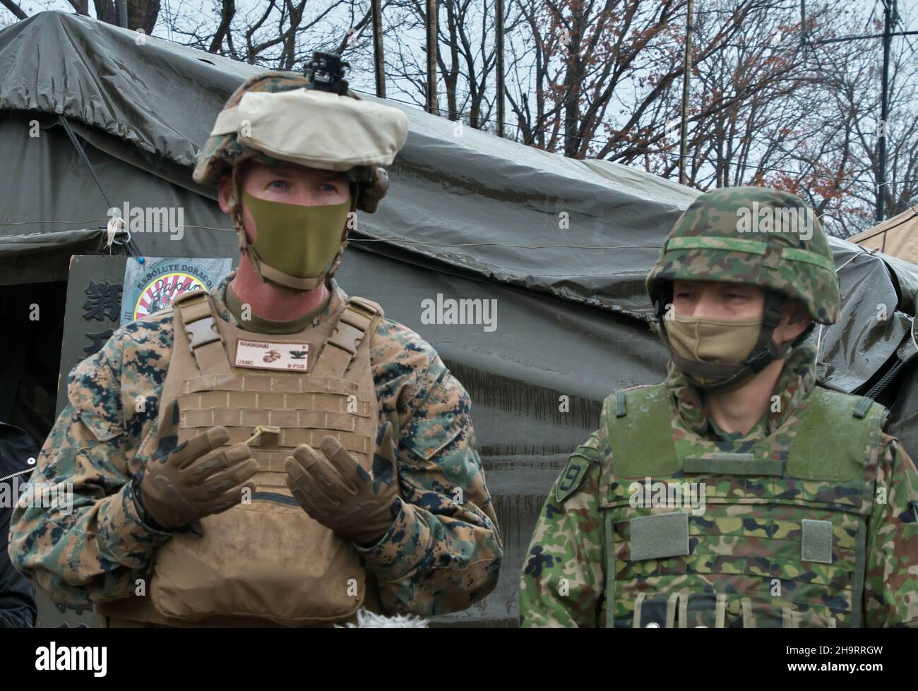 Der Kommandant des Marine Regiments 4th, Oberst Matthew W. Tracy (L) und der Chef des JGSDF 5th Infanterie-Regiments, Oberst Yoshio Furihata sprechen am 8. Dezember 2021 während der gemeinsamen militärischen Übung von JGSDF und der US Marine „Resolute Dragon 21“ auf dem Ojojihara-Testgelände in der Präfektur Miyagi, Japan, für die Presse. Foto von Keizo Mori/UPI Stockfoto
