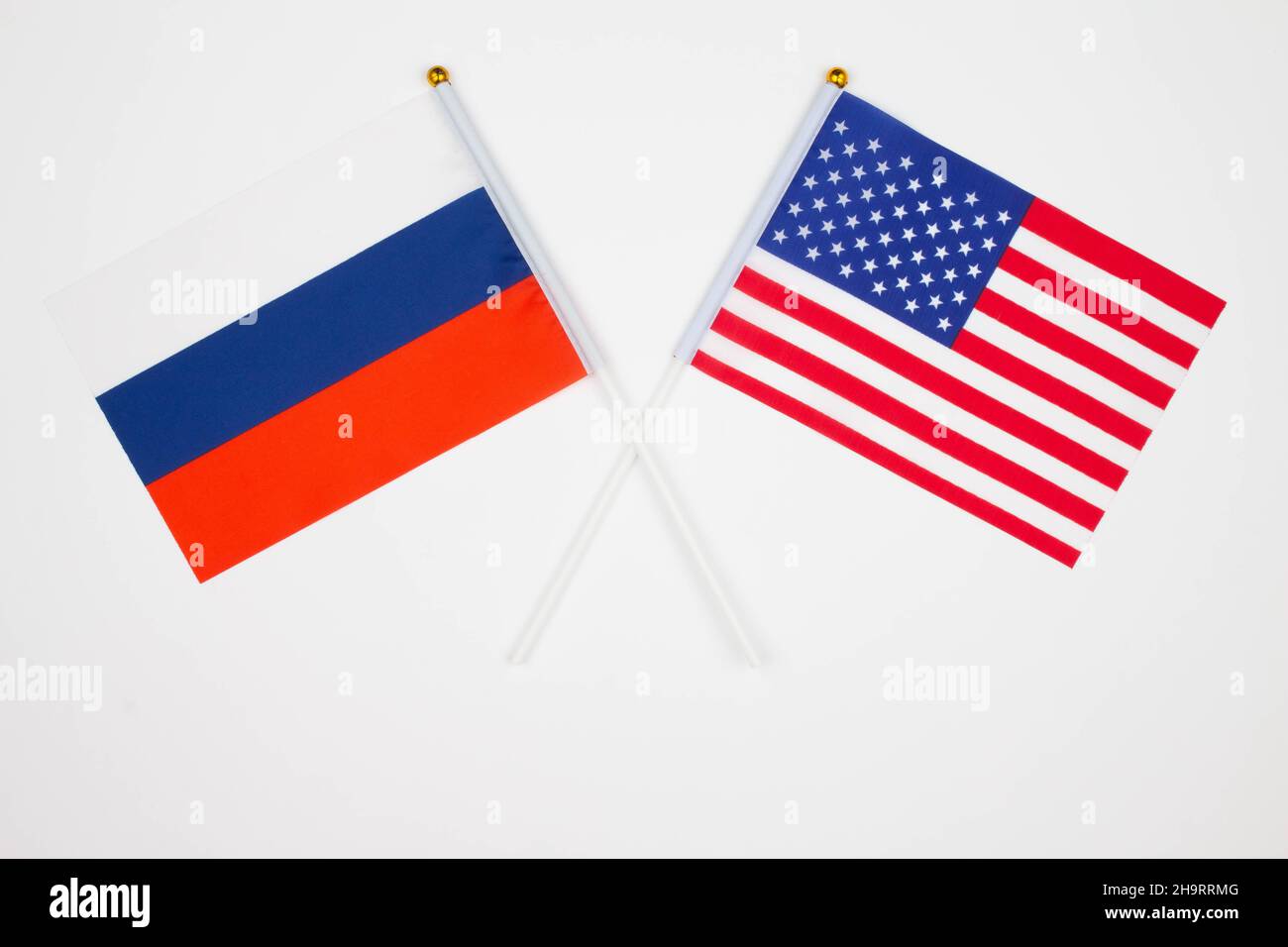 Russland-Flagge und USA-Flagge kreuzten sich auf weißem Hintergrund. Russland vs. USA. Treffen zwischen den Präsidenten Russlands und United Stockfoto