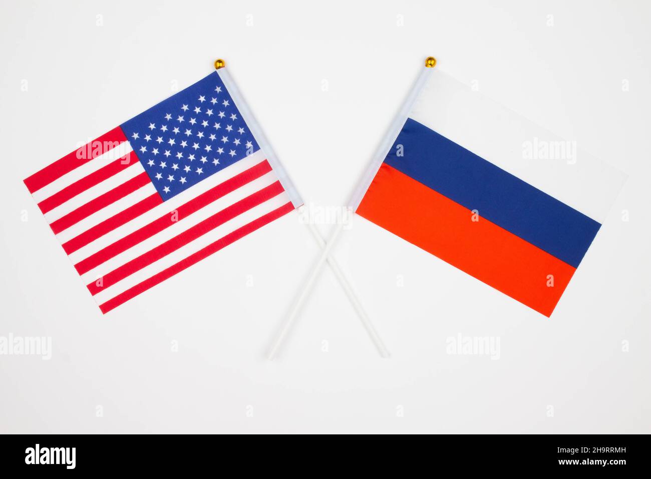 Die Flagge der USA und Russlands kreuzten sich auf weißem Hintergrund. USA vs. Russland. Treffen zwischen den Präsidenten der Vereinigten Staaten und Russi Stockfoto