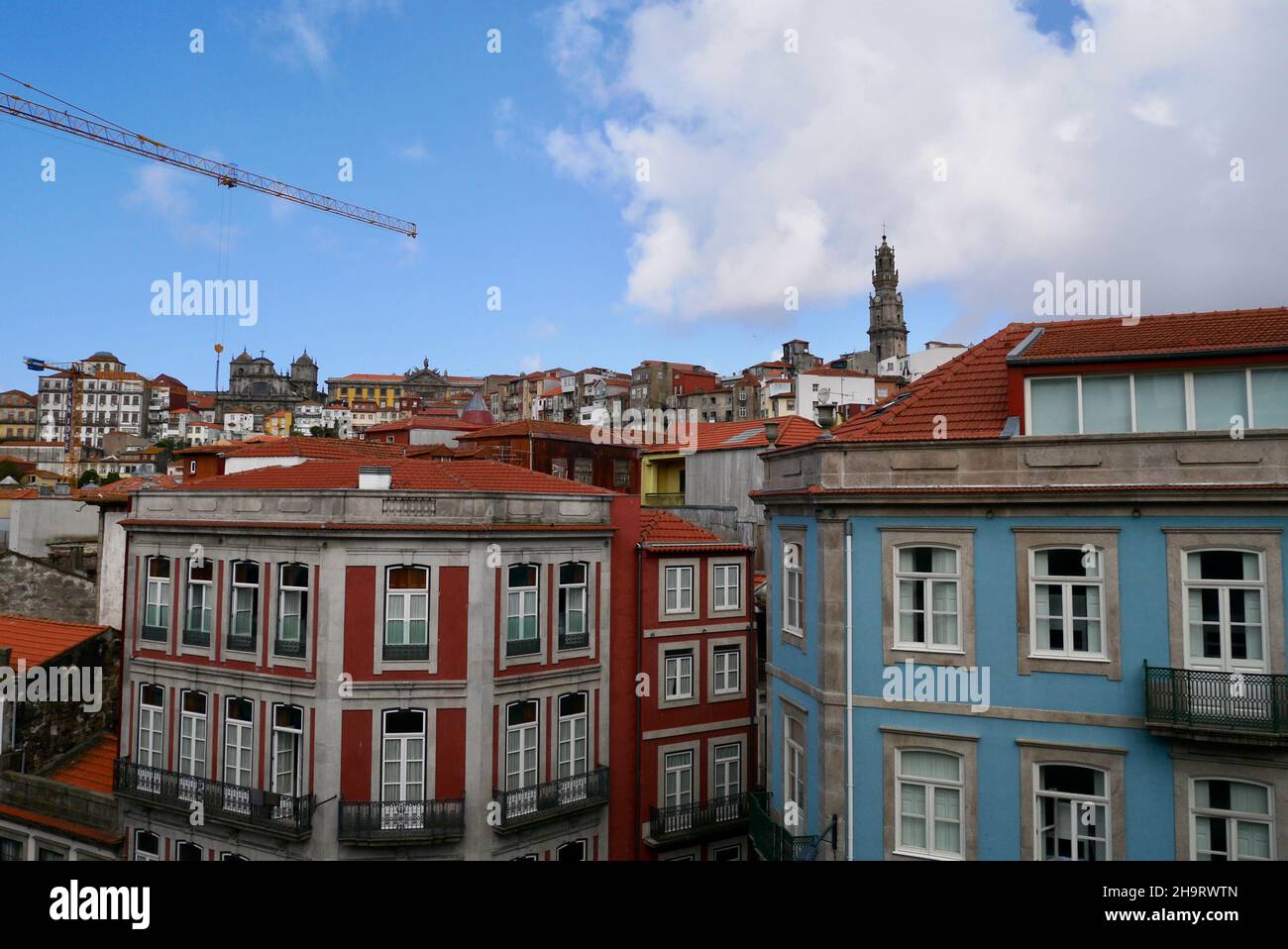 Panoramablick auf die Skyline von Porto, die Altstadt mit traditionellen bunten Häusern und Kirchen. Portugal. Stockfoto