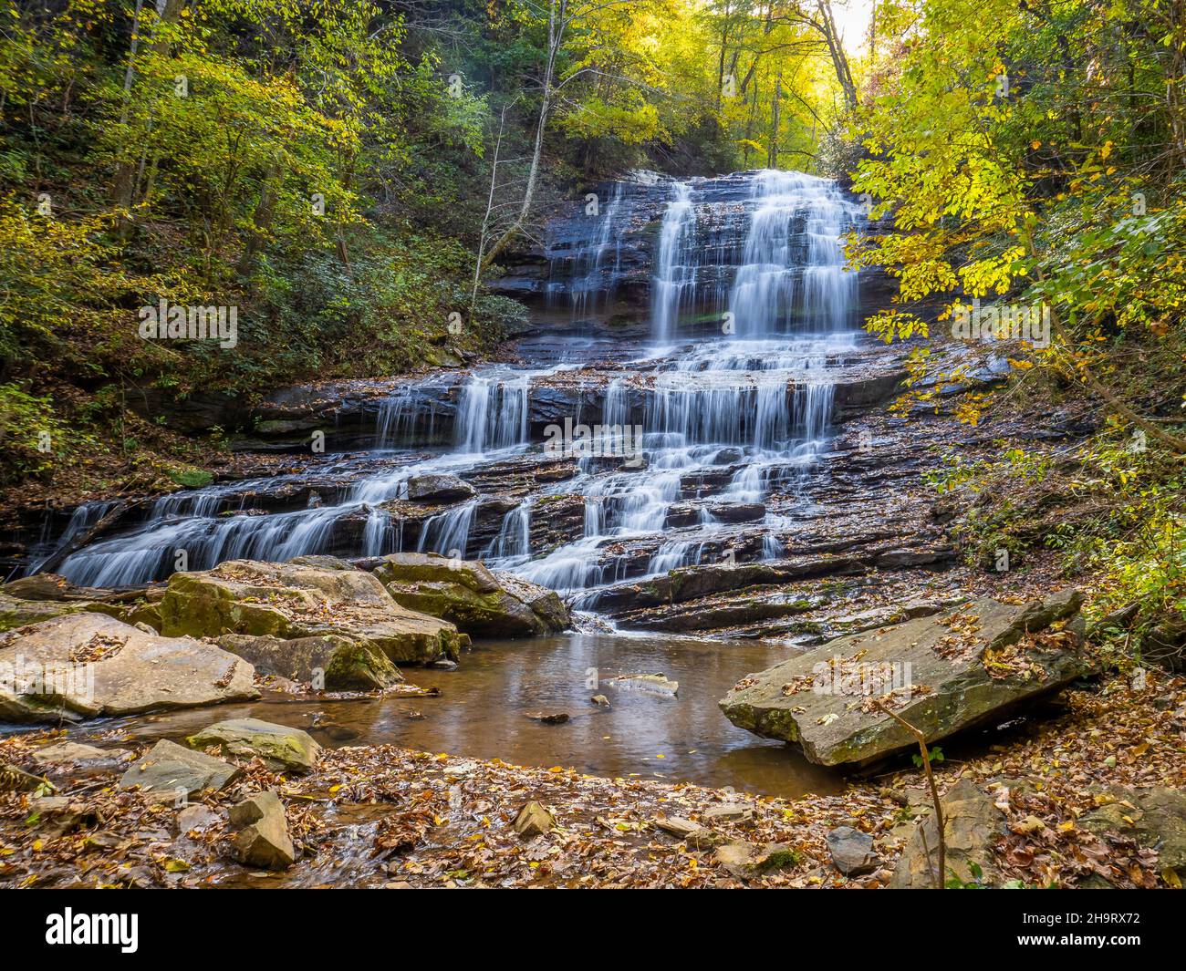 Wasserfälle bei Pearsons Waterfdall und Glen am North Carolina Highway. 176, zwischen den Städten Tryon und Saluda in North Carolina, USA Stockfoto