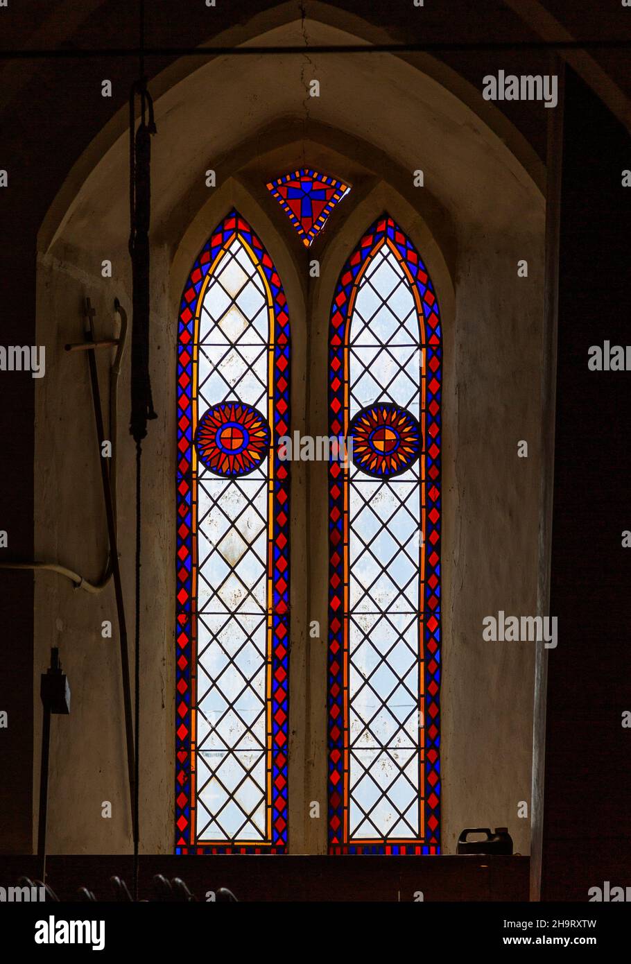 Geometrisch gemustertes Buntglasfenster aus der Mitte des 19th. Jahrhunderts, Flowton Church, Suffolk, England, Großbritannien, Stockfoto