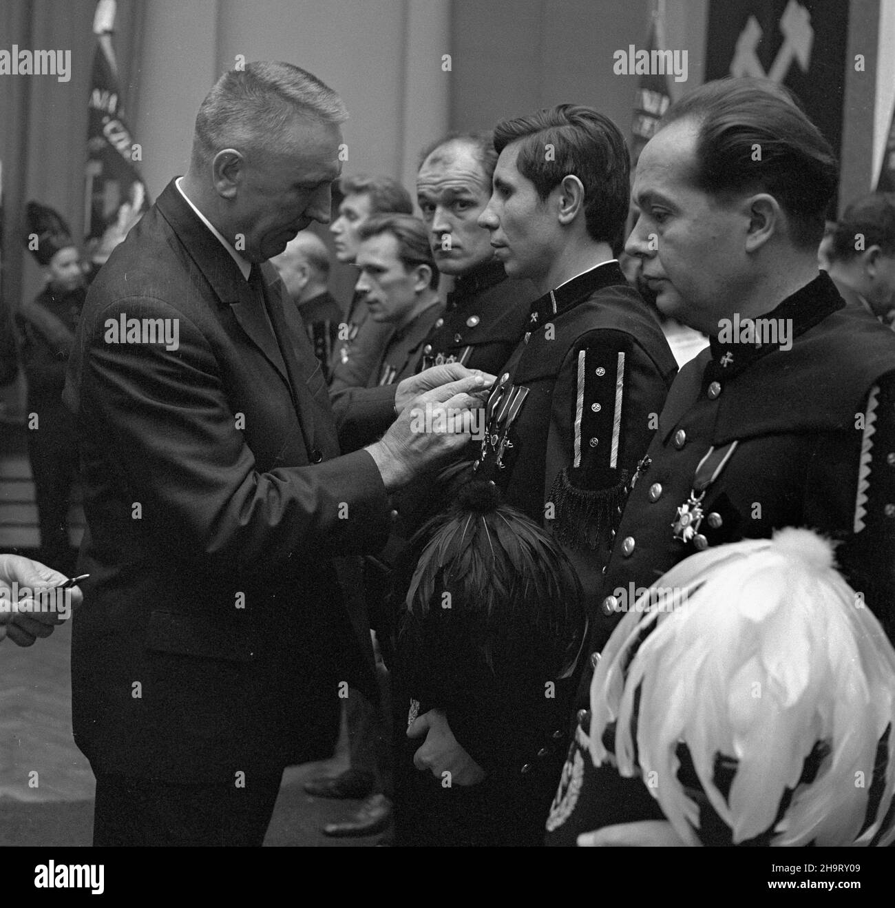 Sosnowiec, 1969-11-29. Z okazji dnia Górnika w Domu Kultury kopalni Milowice odby³a siê akademia pracowników kopalñ i zak³adów górniczych D¹browskiego Zjednoczenia Przemys³u Wêglowego. Uczestniczyli w niej: cz³onek Biura Politycznego KC, i sekretarz Komitetu Wojewódzkiego PZPR w Katowicach – Edward Gierek, Minister górnictwa i energetyki – Jan Mitrêga i przewodnicz¹cy Zarz¹du G³ównego Zwi¹zku Zawodowego Górników – Micha³ Specja³. Podczas uroczystoœci E. Gierek udekorowa³ odznaczeniami pañstwowymi zas³u¿onych górników. Nz. E. Gierek (L) odznacza zas³u¿Onych pracowników górnictwa. uu PAP/Kazimi Stockfoto