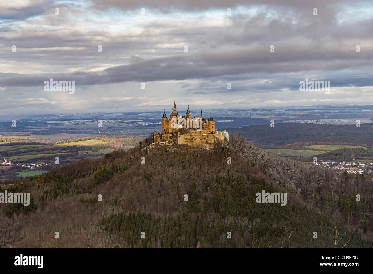 Blick vom Zellerhorn auf die Burg Hohenzollern mit Lichtspielen und einem kontrastreichen, tiefblauen Himmel im Winter Stockfoto