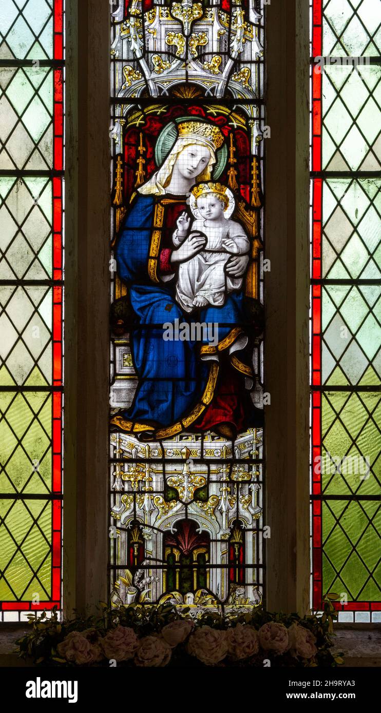 Blessed Virgin Mary and Baby Jesus Glasfenster, c 1890-1900, Gedding Kirche, Suffolk, England, Vereinigtes Königreich Stockfoto