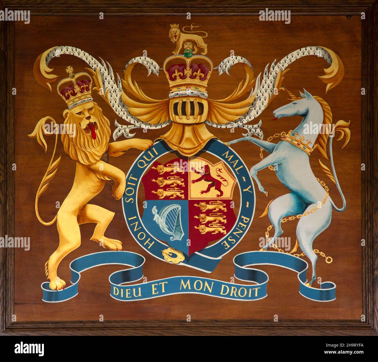 Königliches Wappen für Königin Elizabeth II., Aldham Church, Suffolk, England, Großbritannien Stockfoto