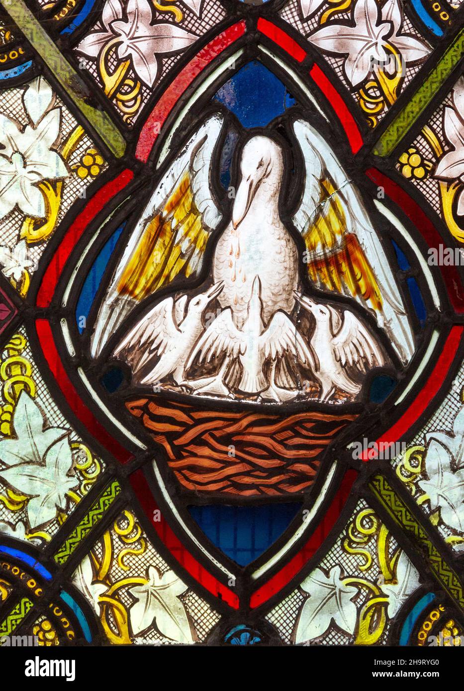 Buntglasfenster, c 1865 ward and Hughes, Brettenham Church, Suffolk, England, UK Detail der Pelikanfütterung jung Stockfoto