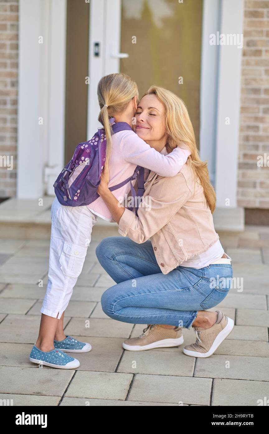 Eltern schickten am Morgen ein Mädchen zur Schule Stockfoto