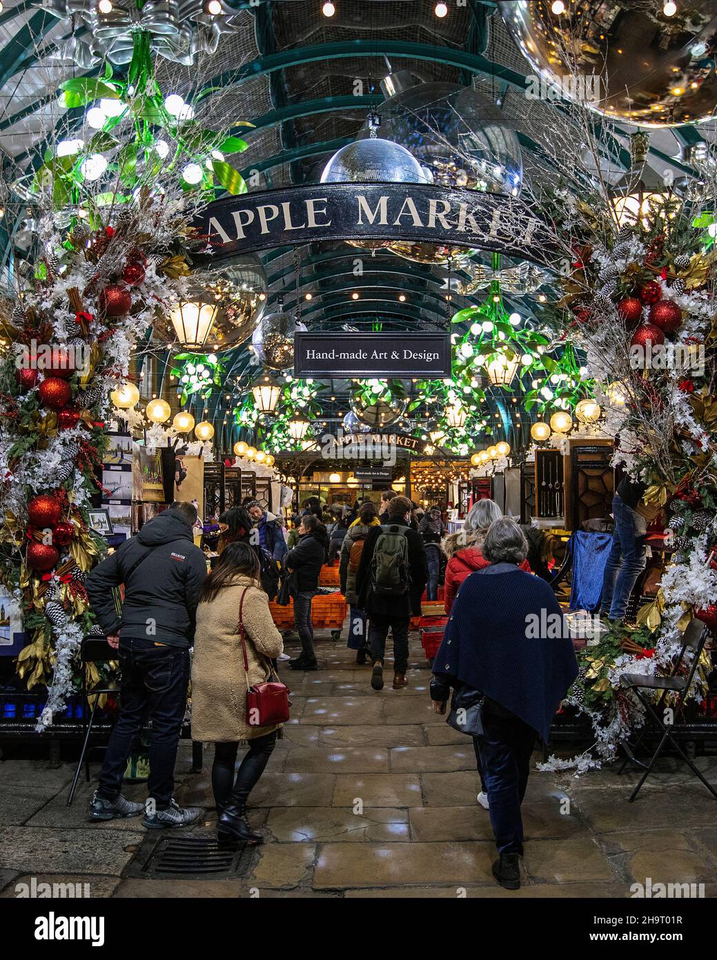 London, Großbritannien - 2nd 2021. Dezember: Blick auf den schönen Apple Market in Covent Garden während der Weihnachtszeit in London, Großbritannien. Stockfoto