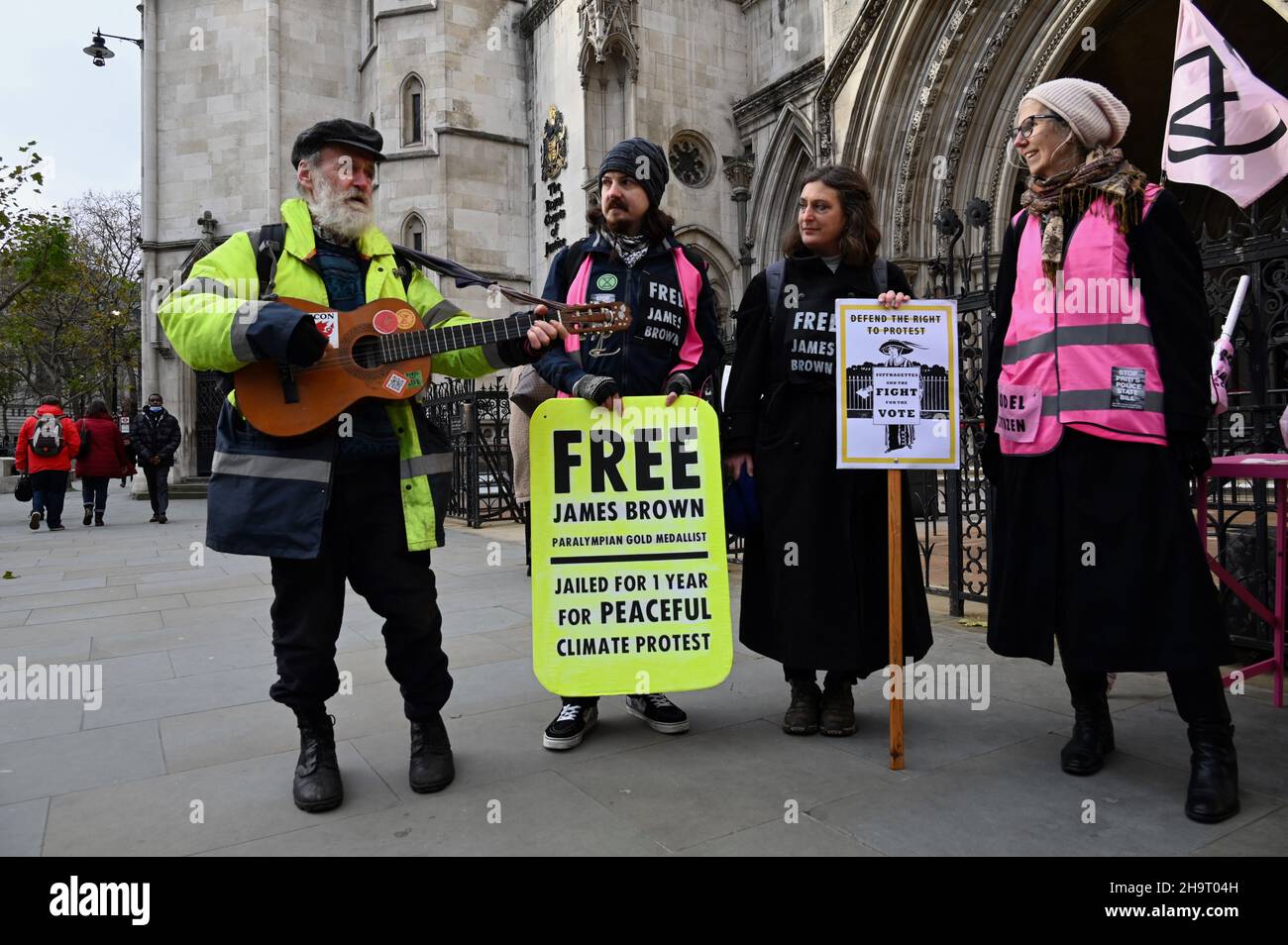 London, Großbritannien. Die Demonstranten feierten die Nachricht von der Freilassung des Extinction Rebellion-Aktivisten und ehemaligen Paralympic-Athleten James Brown aus dem Wandsworth Gefängnis gegen Kaution. Royal Courts of Justice, The Strand Kredit: michael melia/Alamy Live News Stockfoto