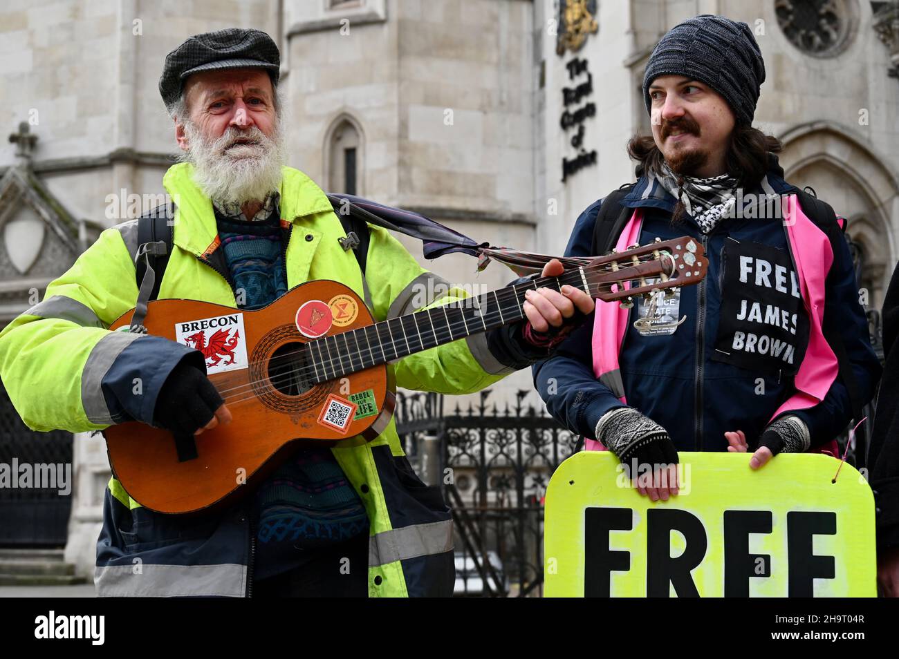 London, Großbritannien. Die Demonstranten feierten die Nachricht von der Freilassung des Extinction Rebellion-Aktivisten und ehemaligen Paralympics-Athleten James Brown aus dem Wandsworth Gefängnis. The High Court, The Strand Kredit: michael melia/Alamy Live Nachrichten Stockfoto