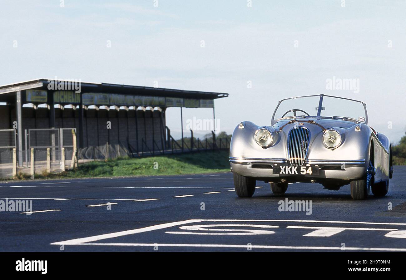 1954 Jaguar XK120 Fahren auf dem Dundrod TT Grob Nordirland 1994 Stockfoto