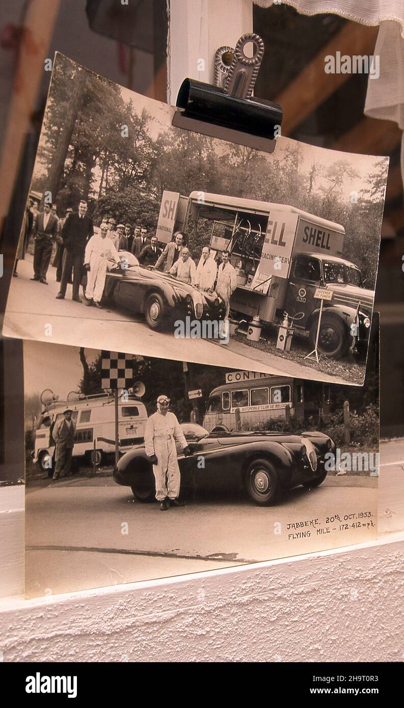 Vintage-Fotos von 1953 Jaguar XK120 special Speed record car, mit Testfahrer Norman Dewis. Clipped to Normanans Garage Wall. Auto an der Jabbeke Flying Mile, wo er 172,412 mph erreicht. Stockfoto
