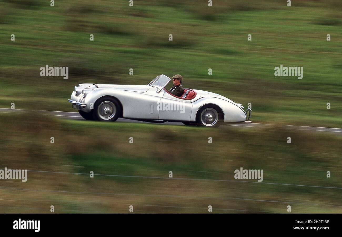 1954 Jaguar XK120 Fahren auf dem Dundrod TT Grob Nordirland 1994 Stockfoto