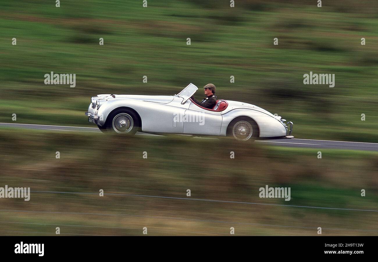 1954 Jaguar XK120 Fahren auf dem Dundrod TT Grob Nordirland 1994 Stockfoto