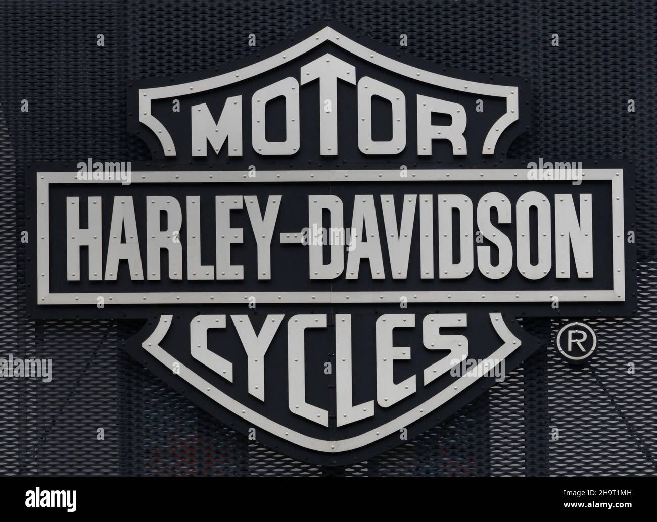 Poznan Polen - Juni 21,2021: Harley-Davidson Logo an der Wand. Harley-Davidson ist ein amerikanischer Motorradhersteller. Stockfoto