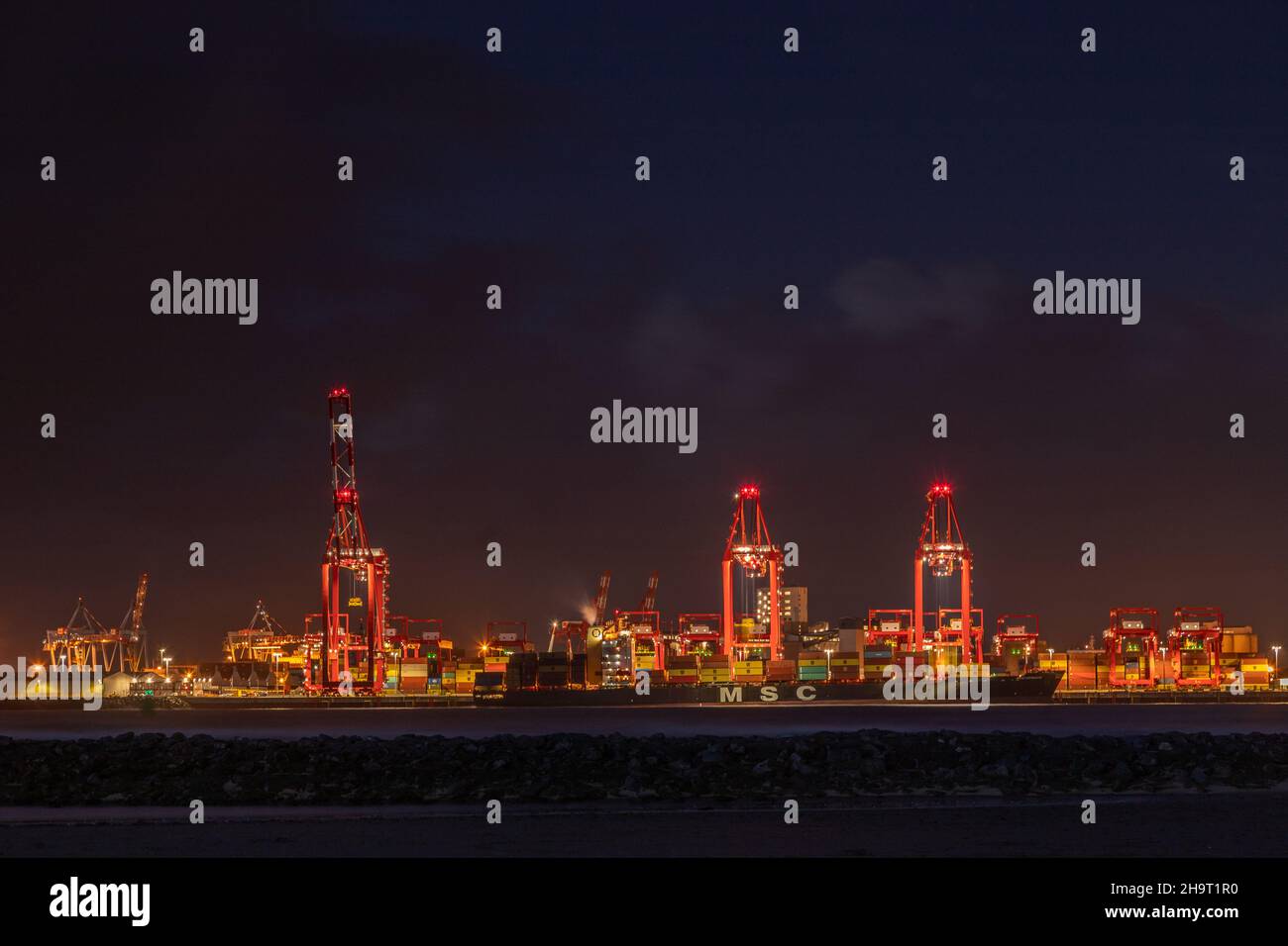 Liverpool 2 Container Terminal bei Nacht, England Stockfoto