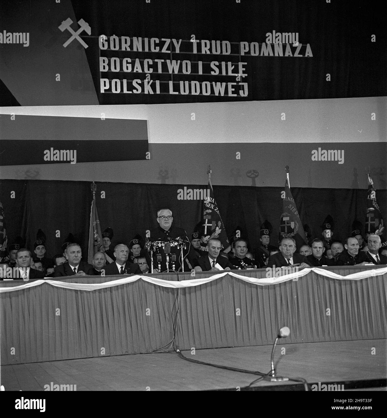 Zabrze, 1969-12-03. W Domu Muzyki i Tañca odby³y siê Centralne uroczystoœci z okazji Barbórki. Przybyli na nie przedstawiciele w³adz partyjnych i pañstwowych oraz górnicy. NZ. stó³ prezydialny, przy którym zasiadaj¹ m.in. (od lewej): Sekretarz Komitetu Wojewódzkiego PZPR w Katowicach Tadeusz Pyka, i sekretarz KW PZPR w Katowicach Edward Gierek, przewodnicz¹cy Rady Pañstwa Marian Spychalski, przewodnicz¹cy Zarz¹du G³ównego Zwi¹zku Zawodowego Górników Micha³ Specja³ (stoi), sekretarz Komitetu Centralnego PZPR Ryszard Strzenergi, Minister górnictwa Jan Mitrêga i, przewodnicz¹cy Wojewód Stockfoto