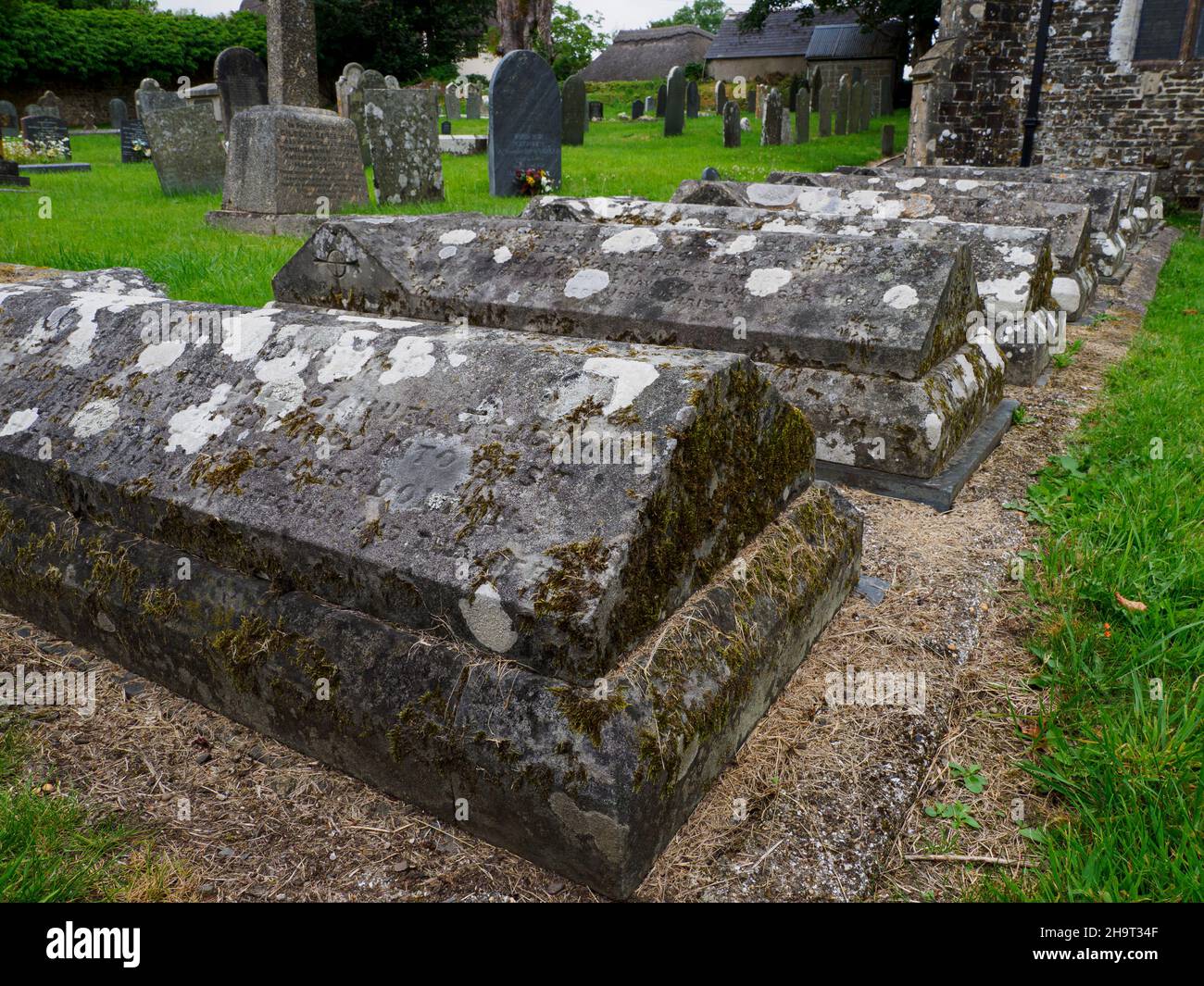 Reihe von Niedrig-Denkmal-Gräbern mit Sockel und Giebel, Beaford Village Church, Devon, Großbritannien Stockfoto