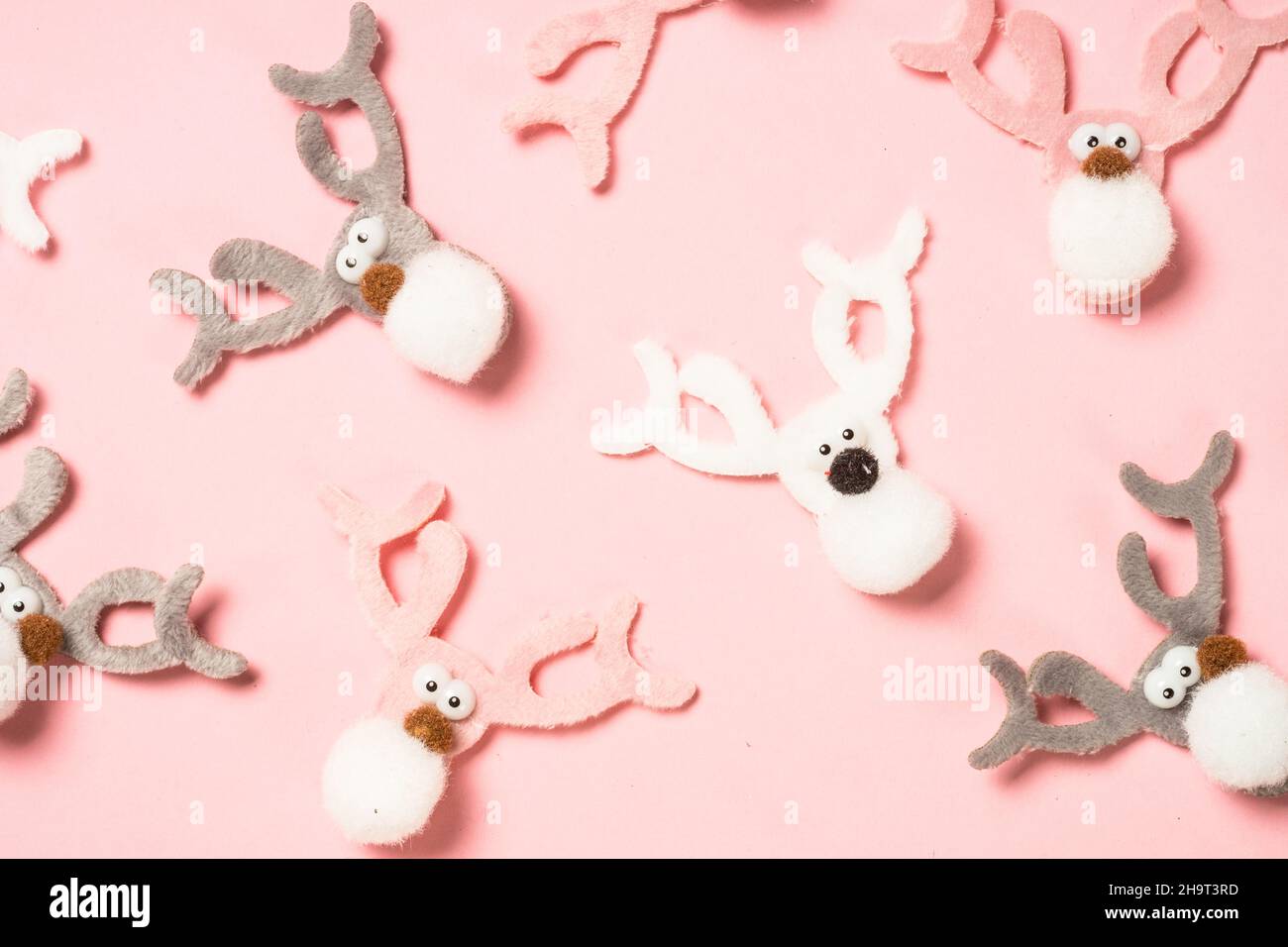 Flauschige Feiertagsdekoration auf rosa Hintergrund. Stockfoto