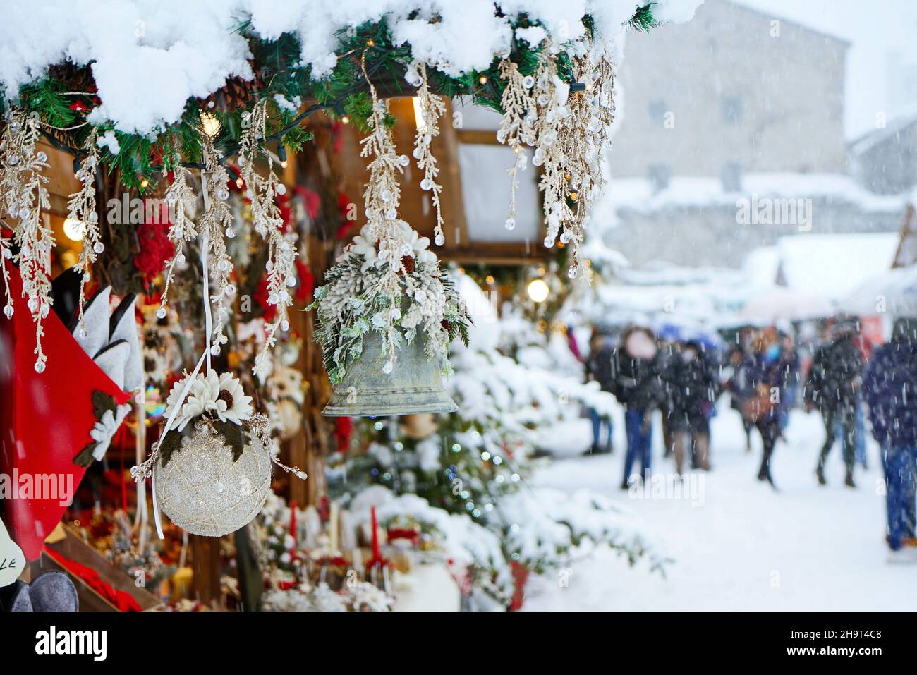 Traditioneller Weihnachtsmarkt bei starkem Schneefall. Aosta, Italien – Dezember 2021 Stockfoto