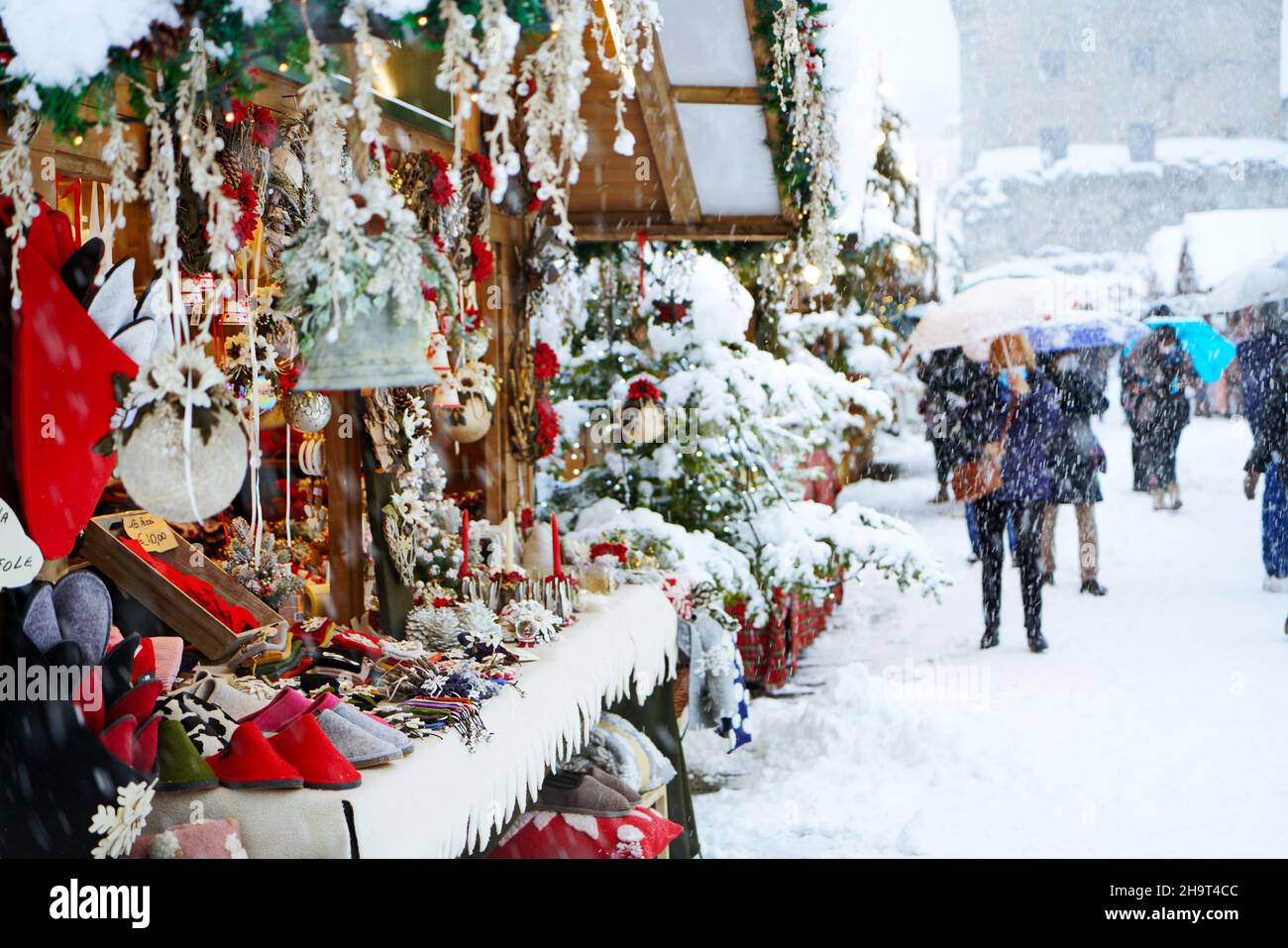 Traditioneller Weihnachtsmarkt bei starkem Schneefall. Aosta, Italien – Dezember 2021 Stockfoto