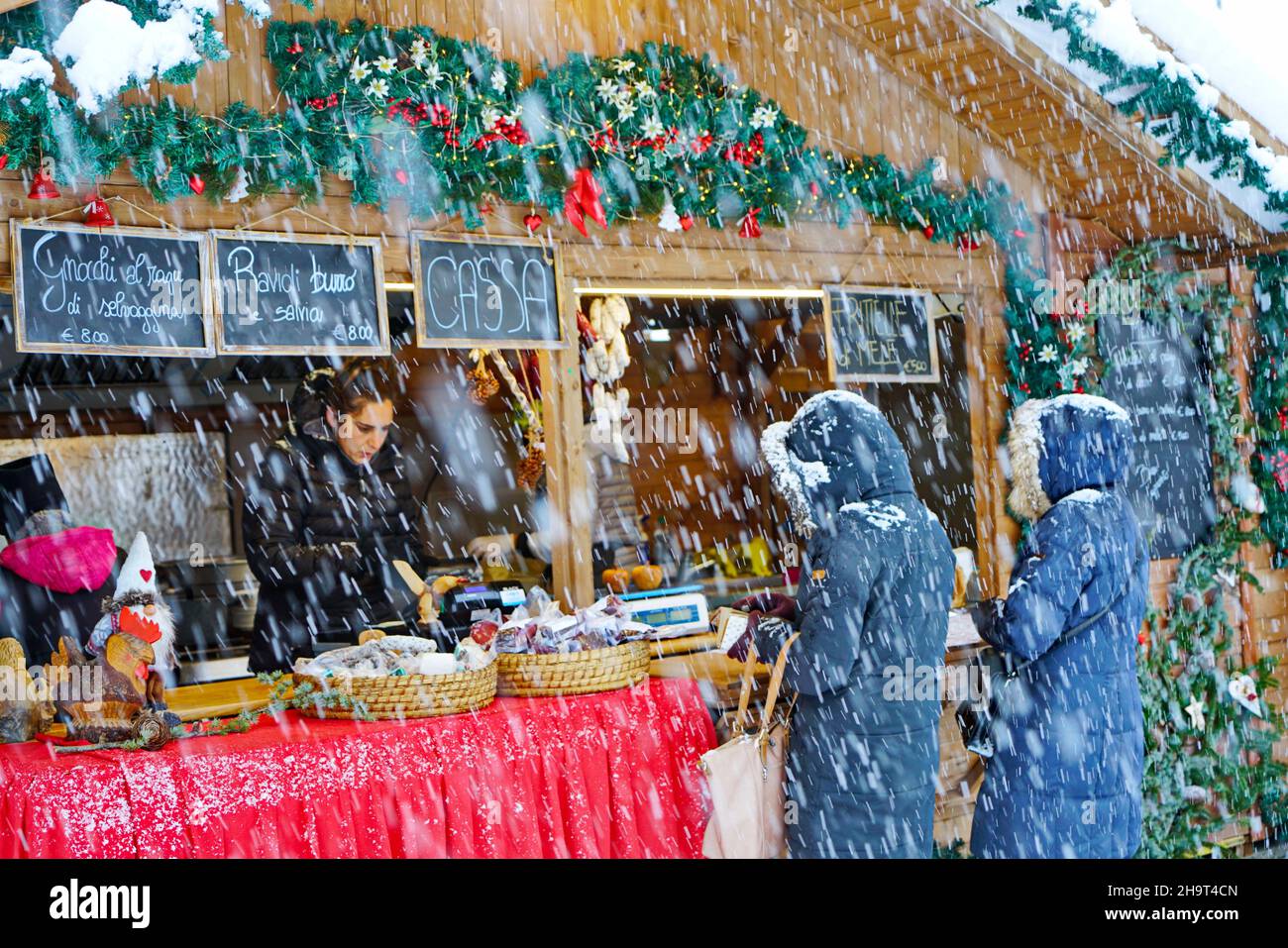 Traditioneller Weihnachtsmarkt bei starkem Schneefall. Aosta, Italien – Dezember 2021 Stockfoto