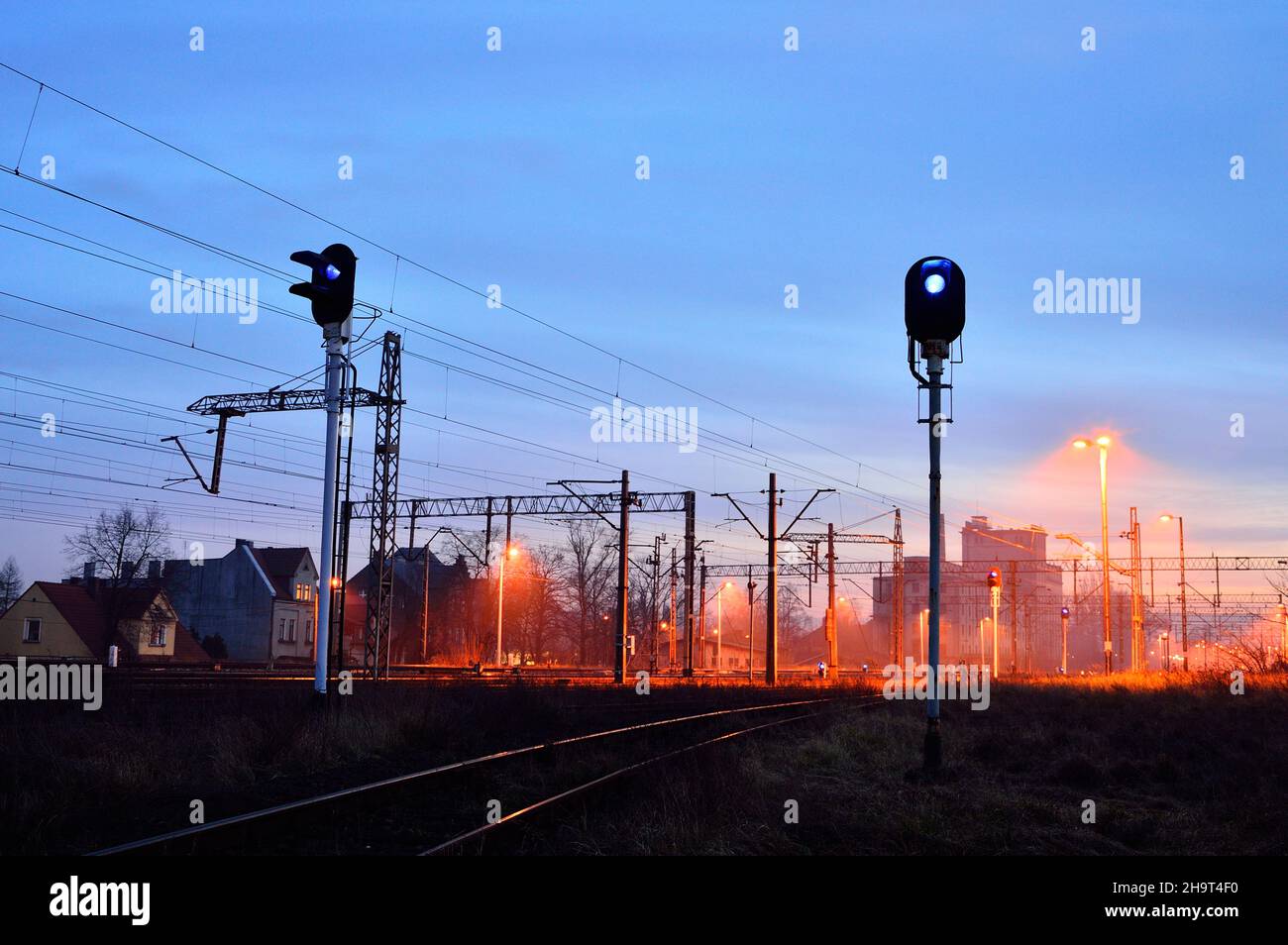 Eisenbahninfrastruktur, Gleise, Schienen und Stromkabel über die Gleise. Draht. Stockfoto