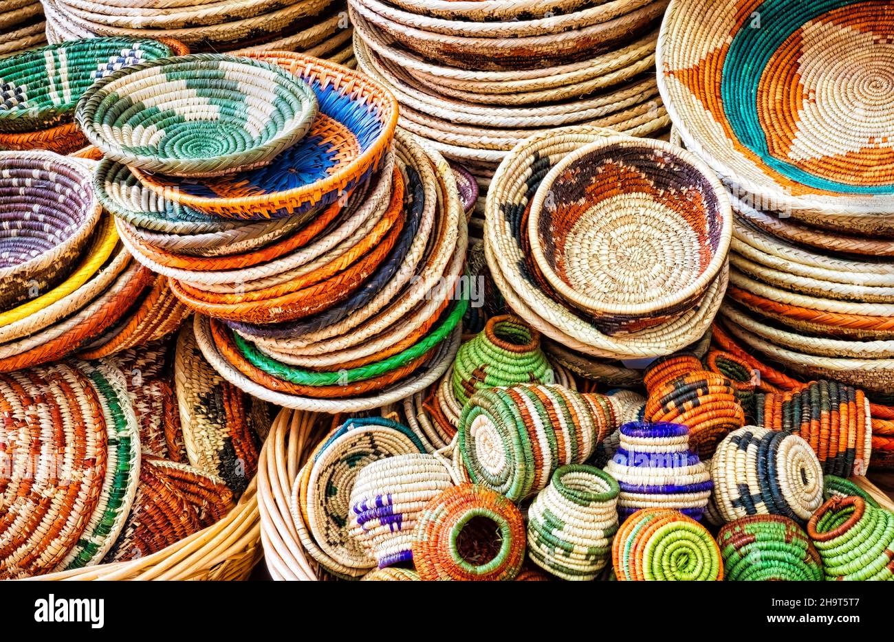 Bunte gewebte Körbe, die von einem Straßenverender in Santa Fe, New Mexico, verkauft werden. Stockfoto