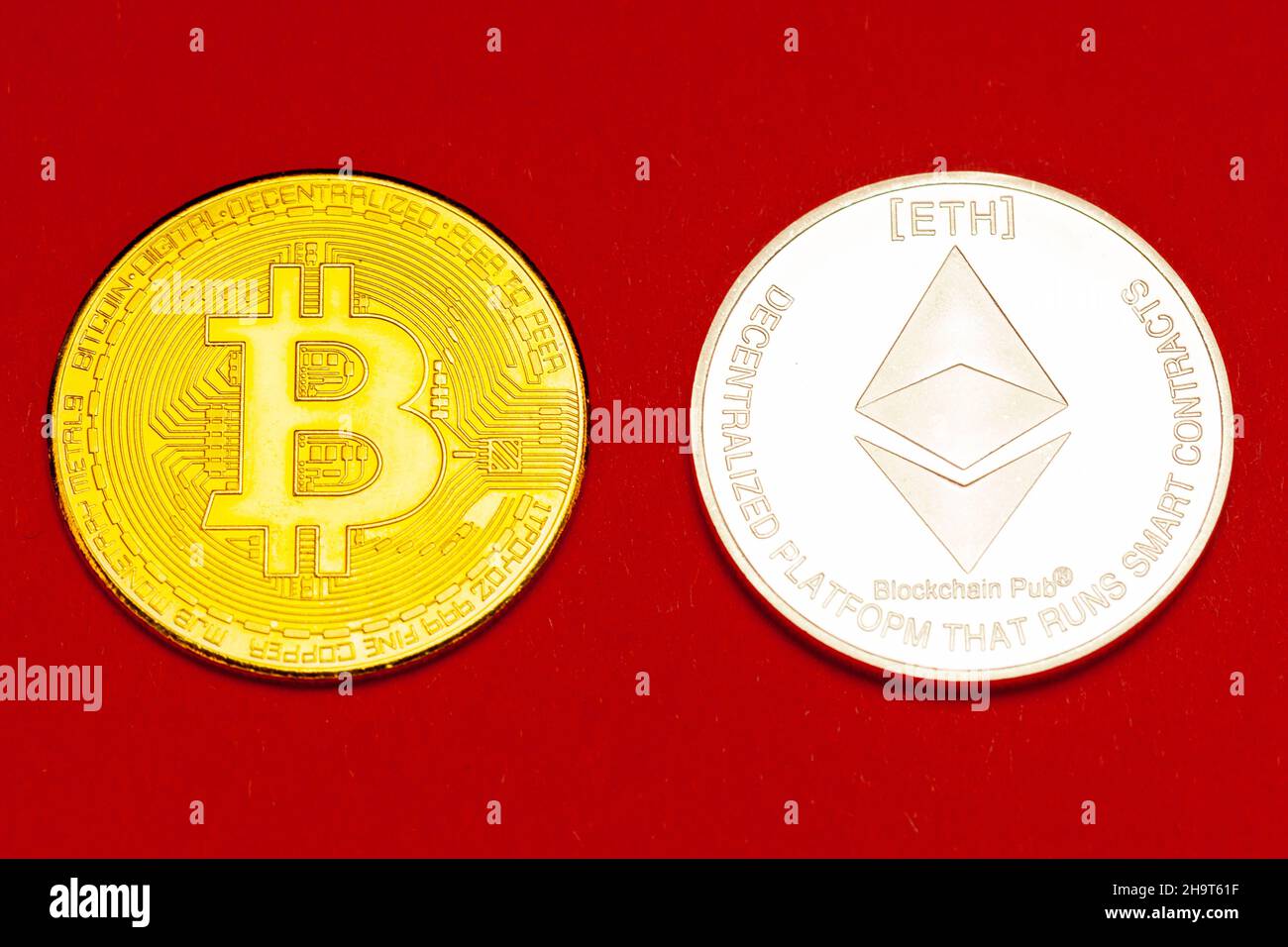 Bitcoin- und Ethereum-Crytocurrencey-Münzen. Stockfoto