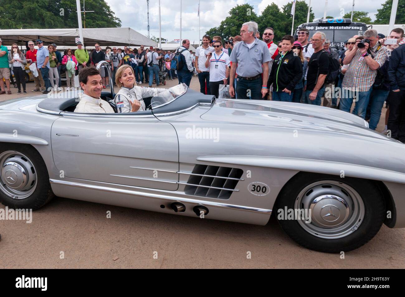 Toto Wolff und Susie Wolff beim Goodwood Festival of Speed, Großbritannien, 2016, fahren mit einem Mercedes-Benz 300 SL durch die öffentlichen Bereiche und beobachten dabei die Menschen Stockfoto