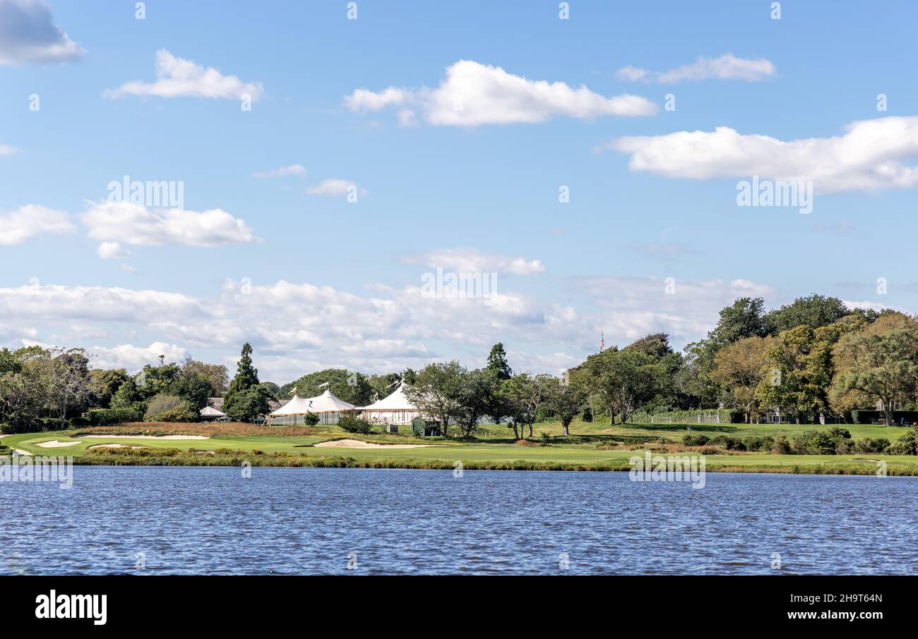 Großes Zelt im Hinterhof eines East Hampton Landgutes Stockfoto