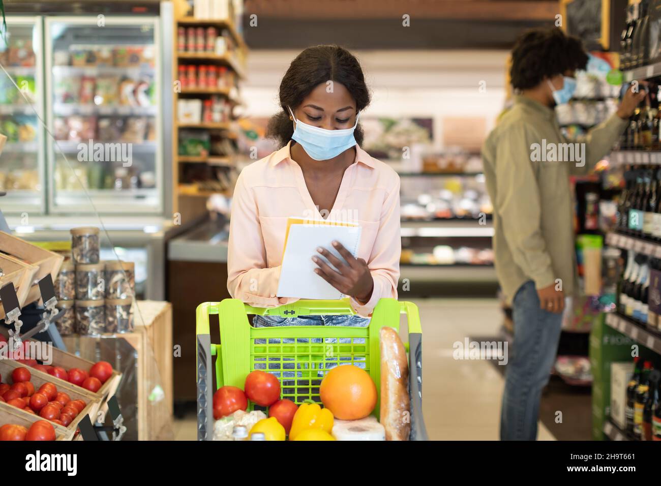 Afroamerikanische Frauen Tragen Gesichtsmaske Einkaufen Lebensmittel Im Supermarkt Stockfoto