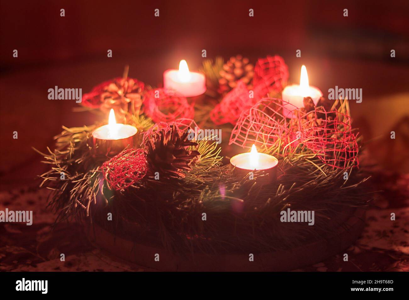 Adventskranz mit glühenden Kerzen Stockfoto