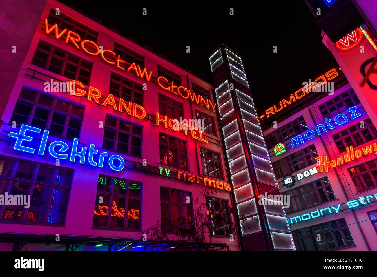 Abendaufnahmen auf der Seite der Galerie Neon in Wrocław in Polen. Ein Fest für die Augen alter Neonschilder aus ganz Polen, alles in einem geschützten Innenhof. Stockfoto