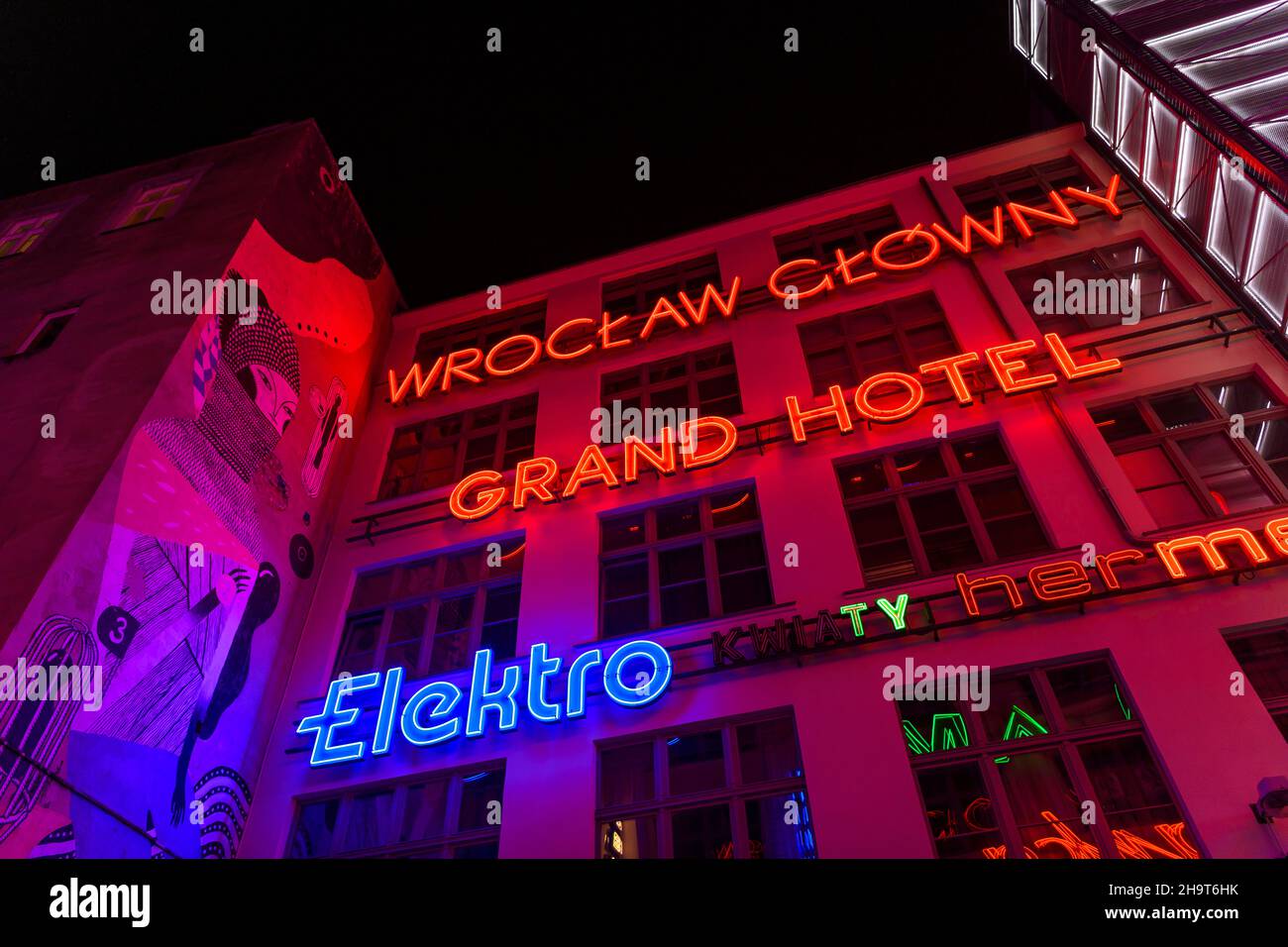 Abendaufnahmen auf der Seite der Galerie Neon in Wrocław in Polen. Ein Fest für die Augen alter Neonschilder aus ganz Polen, alles in einem geschützten Innenhof. Stockfoto
