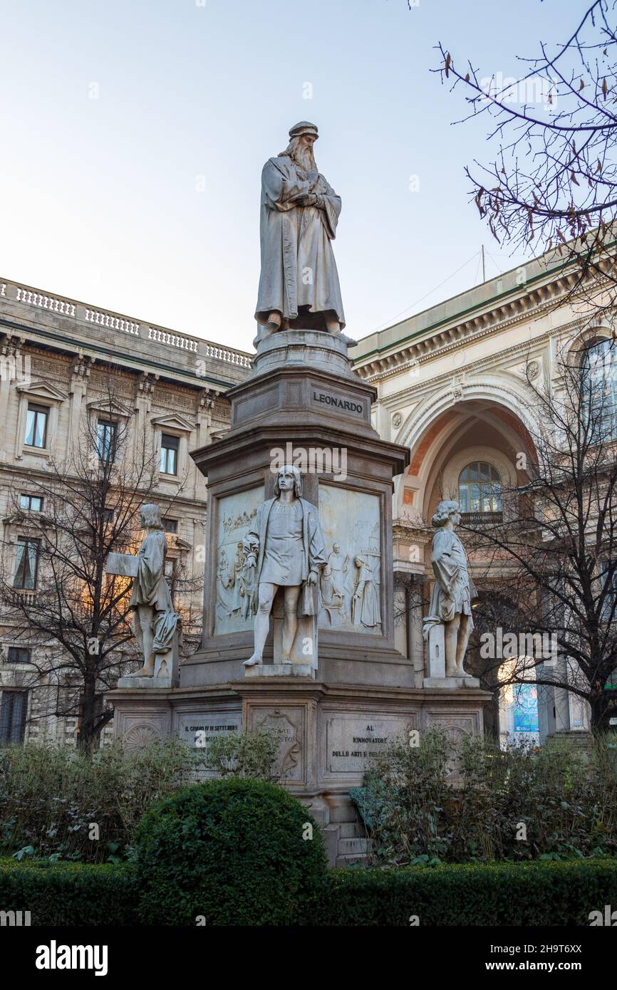 Mailand, Lombardei, Italien: Denkmal von Leonardo Da Vinci auf dem Scala-Platz Stockfoto
