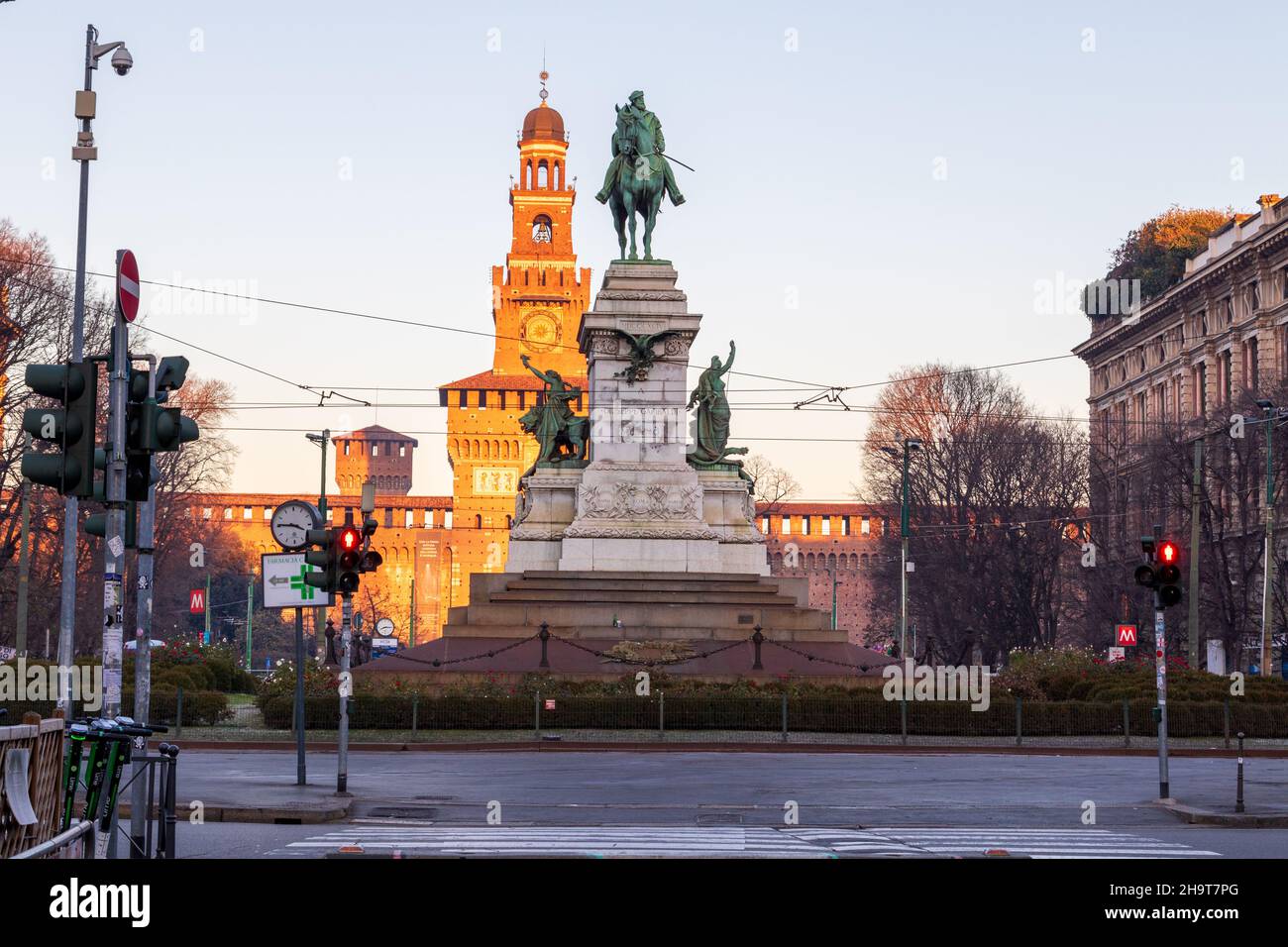 Mailand, Lombardei, Italien - Dezember 07 2021: Denkmal für Giuseppe Garibaldi, im Hintergrund das Castello Sforza (oder Castello Sforzesco) Stockfoto
